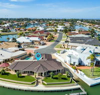 LA ANCHOR ON THE CANALS MANDURAH - Tourism Cairns