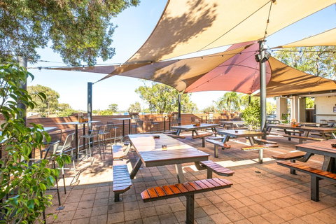 Nightcap At Wanneroo Tavern - Tourism Cairns 7