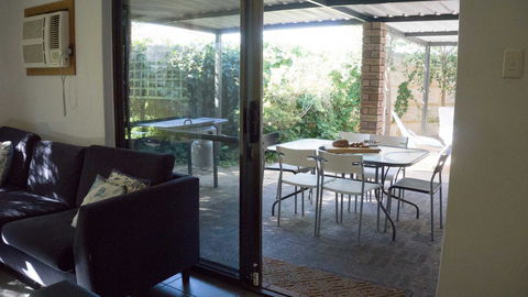 Relax, Bright & Airy Garden Villa - Tourism Cairns 29