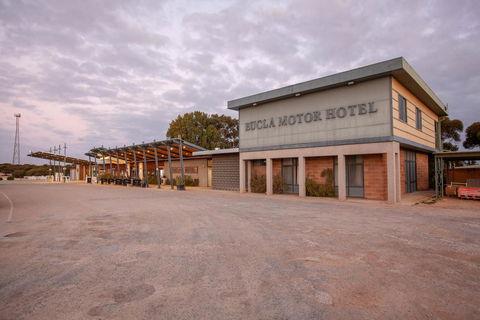 EUCLA MOTOR HOTEL - Tourism Cairns 0