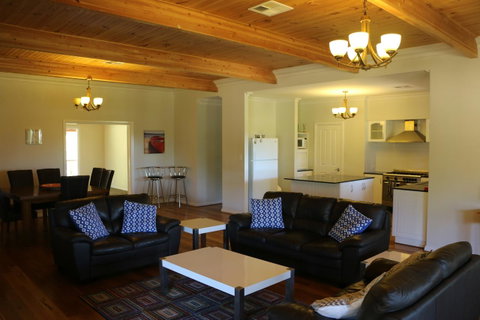 Burton Farmhouse - Tourism Cairns 0