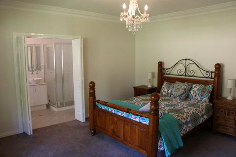 Burton Farmhouse - Tourism Cairns 4