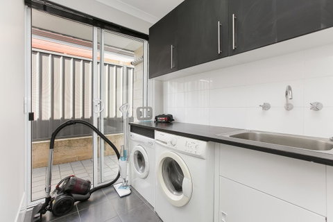 Perth Comfy Stays - Tourism Cairns 24