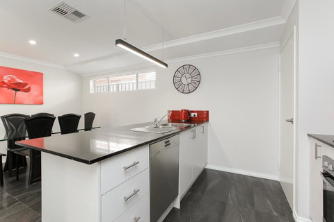 Perth Comfy Stays - Tourism Cairns 14