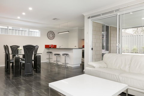 Perth Comfy Stays - Tourism Cairns 23