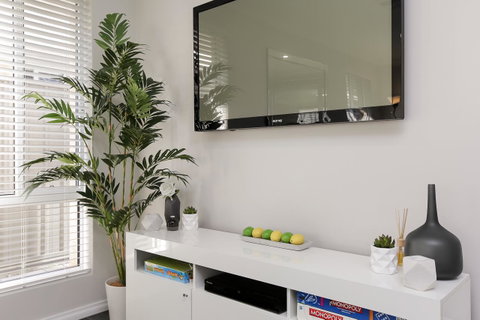 Perth Comfy Stays - Tourism Cairns 1