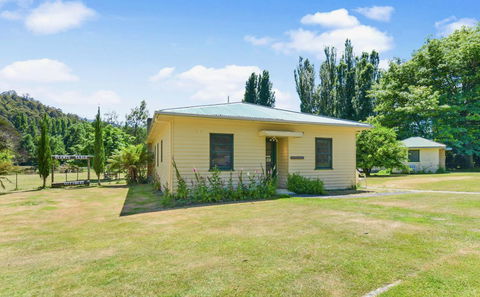 Giants Table And Cottages - Tourism Cairns 3