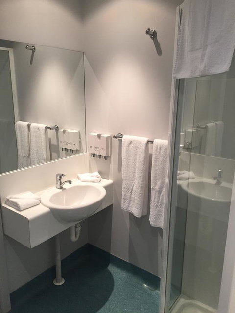 Waterfront Lodge Motel - Tourism Cairns 44