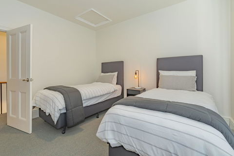 4 Bedroom House - Hobart CBD - Free Parking - Free WIFI - Tourism Cairns 13