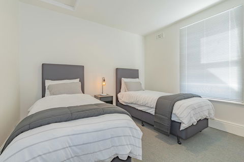 4 Bedroom House - Hobart CBD - Free Parking - Free WIFI - Tourism Cairns 23