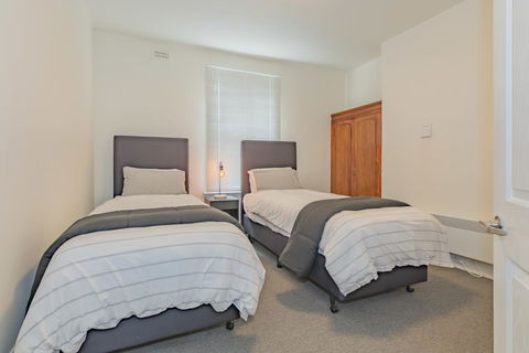 4 Bedroom House - Hobart CBD - Free Parking - Free WIFI - Tourism Cairns 3