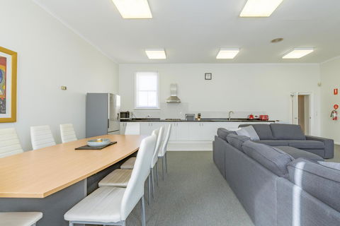 4 Bedroom House - Hobart CBD - Free Parking - Free WIFI - Tourism Cairns 16