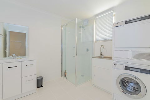 4 Bedroom House - Hobart CBD - Free Parking - Free WIFI - Tourism Cairns 4