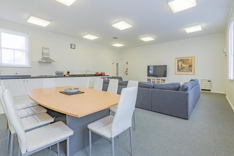 4 Bedroom House - Hobart CBD - Free Parking - Free WIFI - Tourism Cairns 0