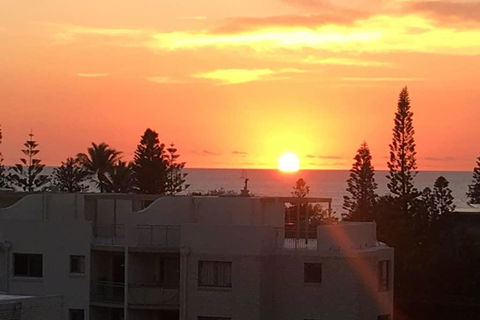 NEW UPMARKET COMFORTABLE 2 Bed, 2 Bath, OCEAN VIEWS, 250m To BUDDINA BEACH! - Tourism Cairns 1