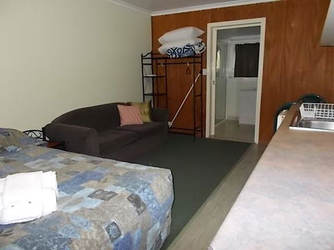 Oakridge Motel Tourist Park - Tourism Cairns 0