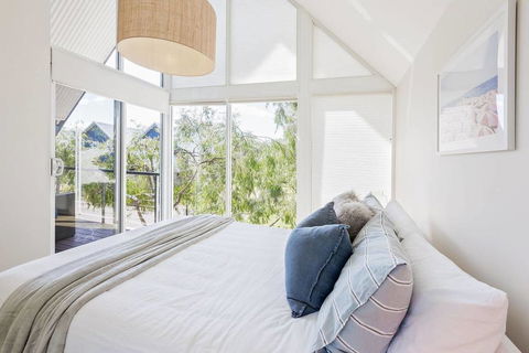 ON THE BEACH - Villa Over The Road From The Beach - Tourism Cairns 0