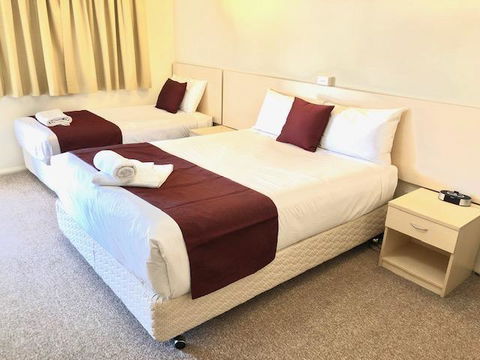 OVERLANDER MOTOR LODGE - Tourism Cairns 1