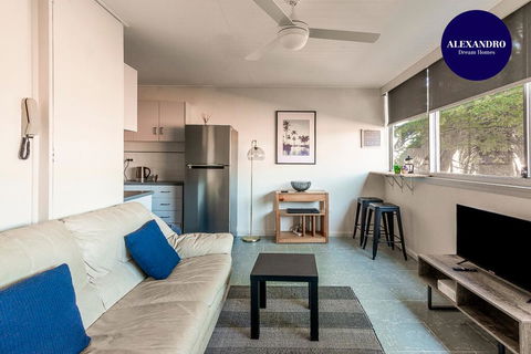PADDINGTON PAD With PARKING & SMART TV & POOL - Tourism Cairns 0