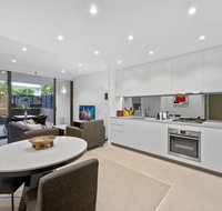 Peaceful Water-side Retreat With Huge Courtyard. - Tourism Cairns