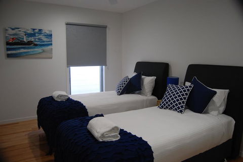 Pearls On Sapphire Beach - Tourism Cairns 2