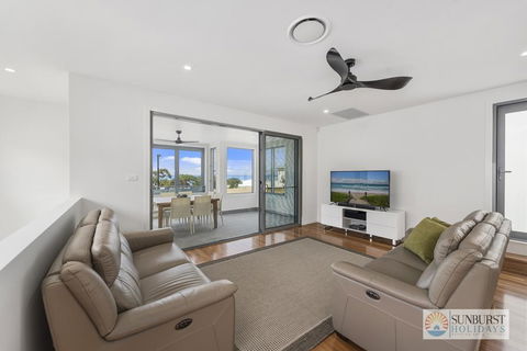 Pearls On Sapphire Beach - Tourism Cairns 0