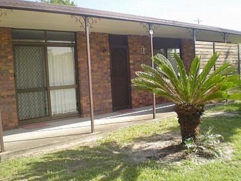 Pet Friendly Lowset Home With Room For A Boat, Wattle Ave, Bongaree - Tourism Cairns 0
