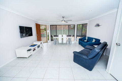 Pet Friendly Tomaree Rd 142 - Shoal Bay - Tourism Cairns 1