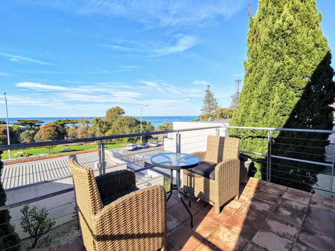 Phoenix Apartments - Tourism Cairns 0