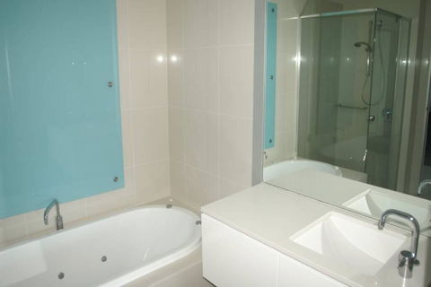 Q1 1 Bedroom Apartment On 30th Floor - Tourism Cairns 2