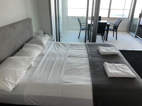 Q1 1 Bedroom Apartment On 30th Floor - Tourism Cairns 3