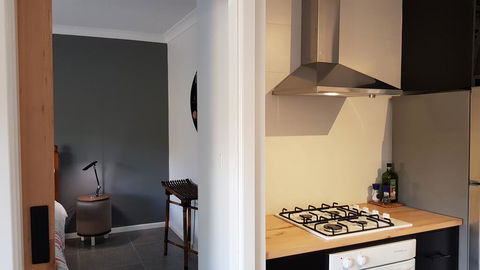 Red Ochre - Large 1BR With Private Courtyard - Tourism Cairns 3