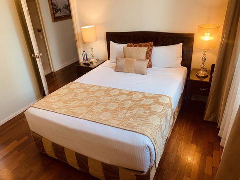 Royal Albert Hotel - Tourism Cairns 2