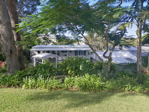 Sapphire Beach Pet Friendly Beach 5 Minute Walk - Tourism Cairns 0
