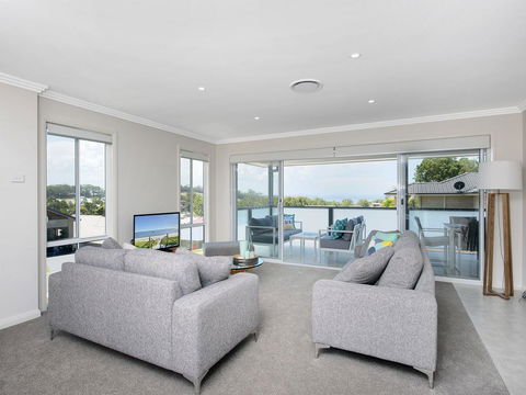 Saratoga Avenue, 52, Signature House - Tourism Cairns 1