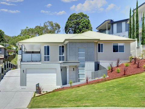Saratoga Avenue, 52, Signature House - Tourism Cairns 0