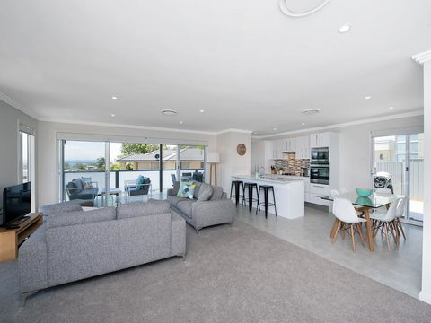 Saratoga Avenue, 52, Signature House - Tourism Cairns 3