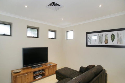 Seal 4 Bedroom House By Shoalwater Executive Homes - Tourism Cairns 2