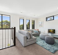 Spacious 4-Bed House with Parking and Backyard - Tourism Cairns