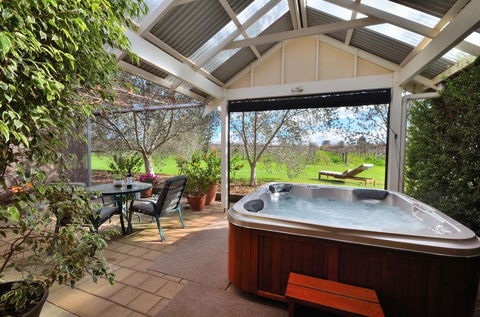 Stephanette's Cottage - Tourism Cairns 0