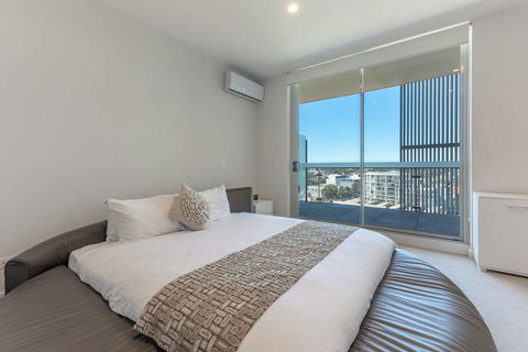 Stunning Urban Apt Wt Parking Near CBD & Airport - Tourism Cairns 3