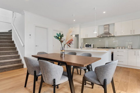 Style, Comfort And Convenience - Tourism Cairns 1