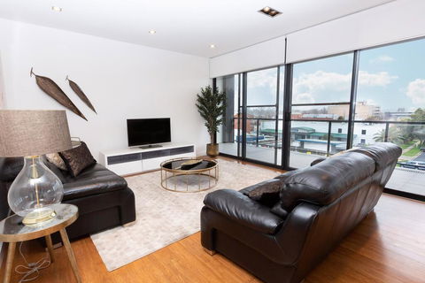 Stylish Inner City Penthouse Apartment - Tourism Cairns 0