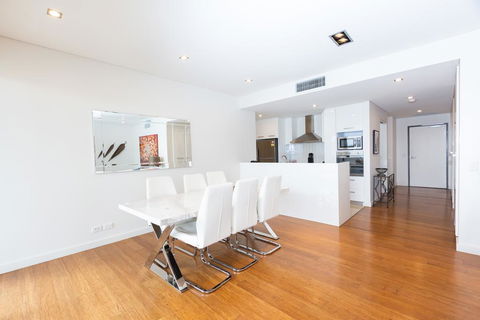 Stylish Inner City Penthouse Apartment - Tourism Cairns 3