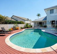 Super Sized Family Retreat With a Pool - Tourism Cairns