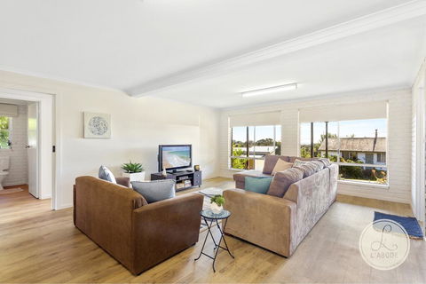 TASSIE SEASIDE SERENITY - L'Abode Accommodation - Tourism Cairns 1