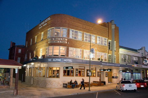 The Alpine Hotel - Tourism Cairns 0