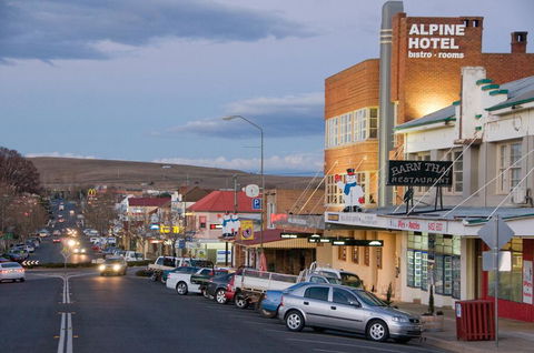 The Alpine Hotel - Tourism Cairns 1