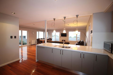 Sunny 3 Bedroom Apartment In Sandy Bay - Tourism Cairns 11