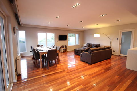 Sunny 3 Bedroom Apartment In Sandy Bay - Tourism Cairns 1